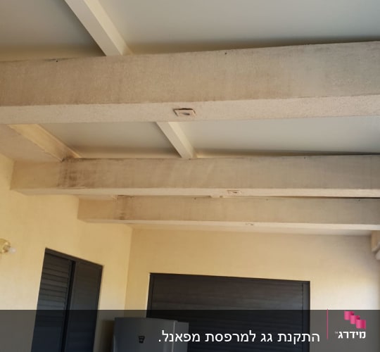 תקרה עם קורות אלומיניום ותאורה שקועה